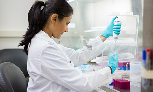 Labormitarbeiterin pipetiert