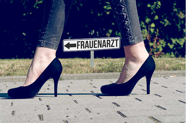 Frau geht zum Frauenarzt